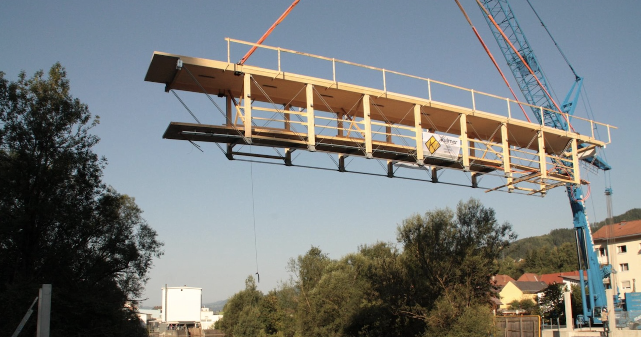 Neuerrichtung Geh- und Radwegbrücke Bahnhofweg mit Kulmer Holz-Leimbau .
