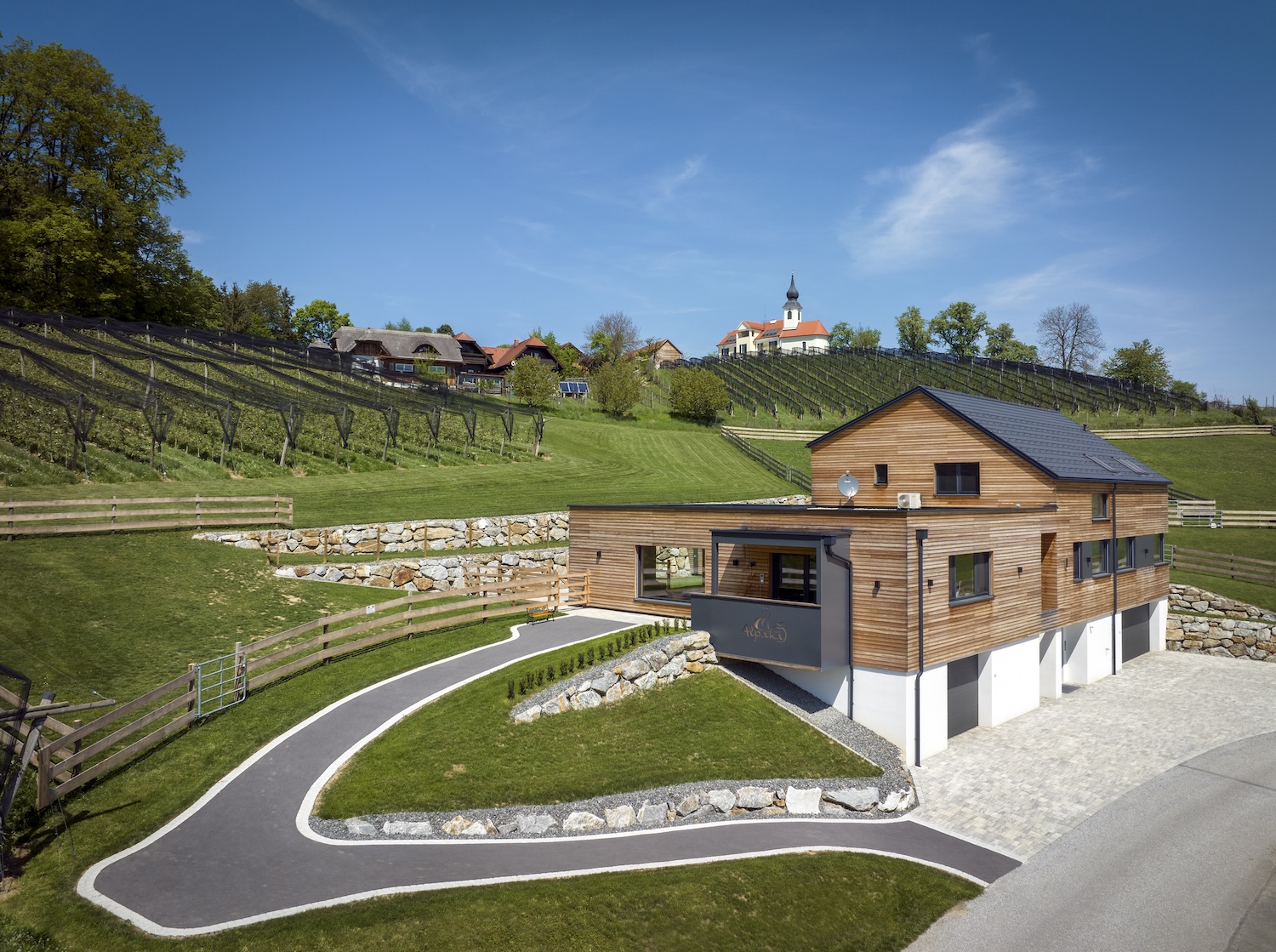 Apfelland Alpaka Holzbau.