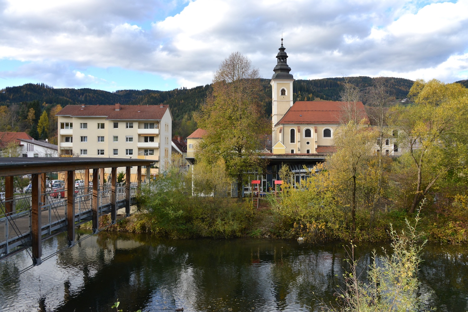 Neuerrichtung Geh- und Radwegbrücke Bahnhofweg mit Kulmer Holz-Leimbau .