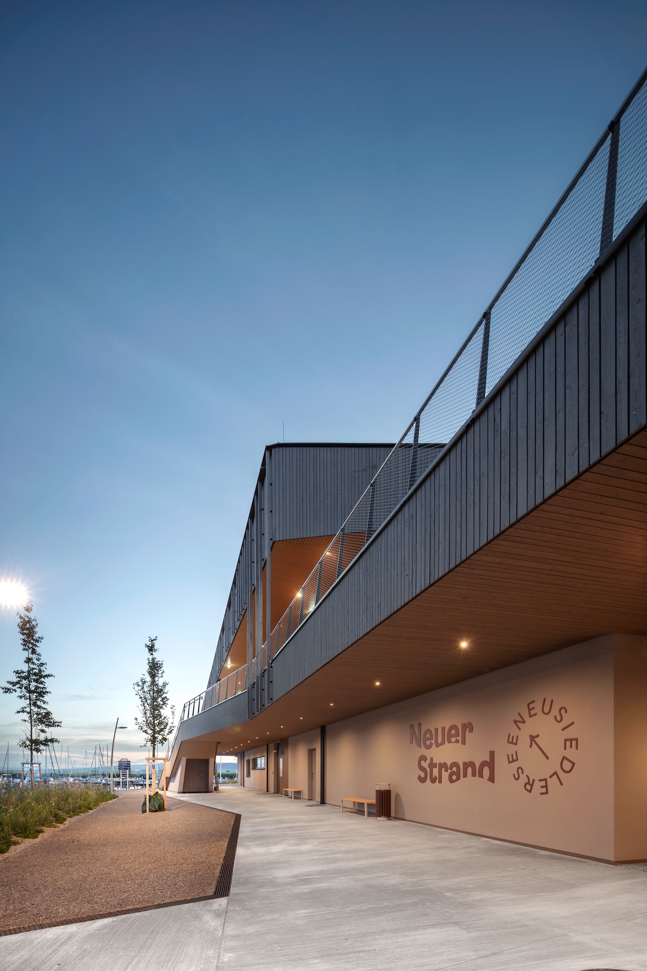 Seebad Breitenbrunn als Holzbau am Neusiedlersee.