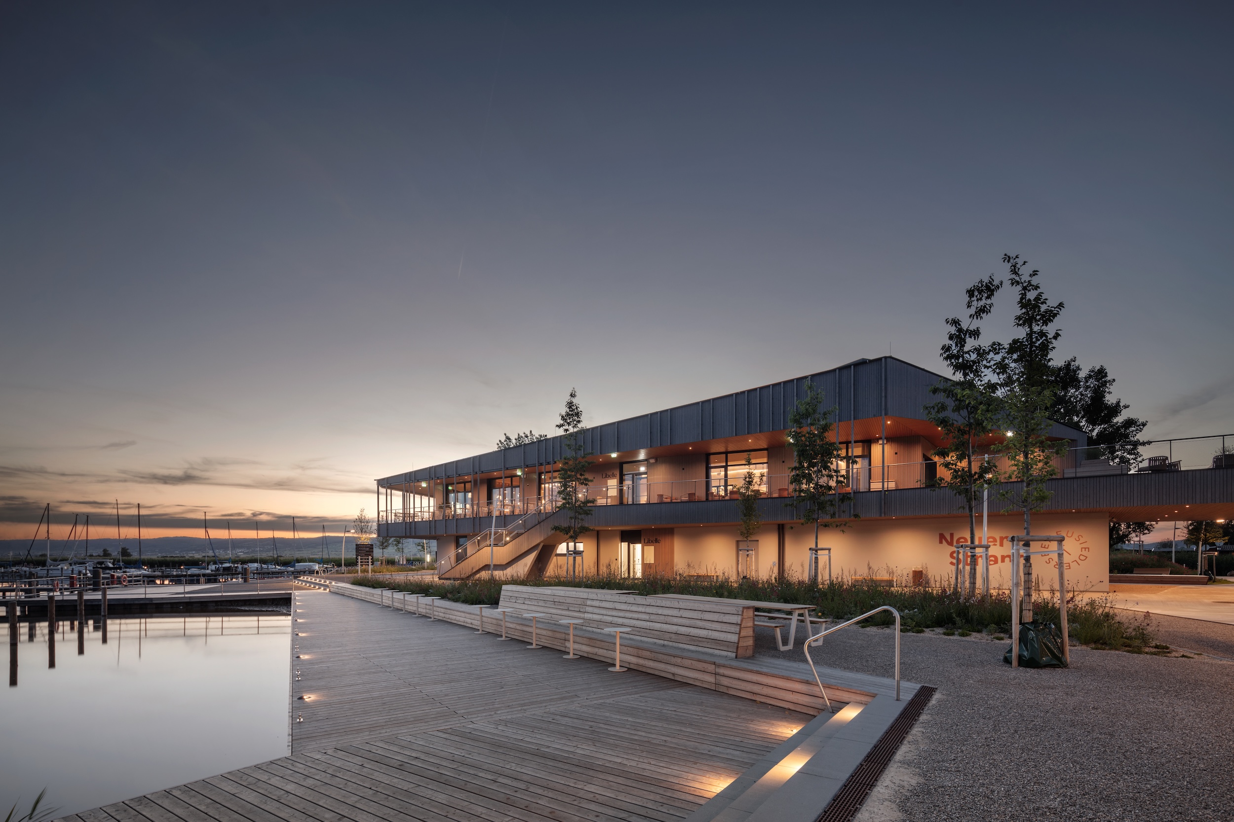 Seebad Breitenbrunn als Holzbau am Neusiedlersee.