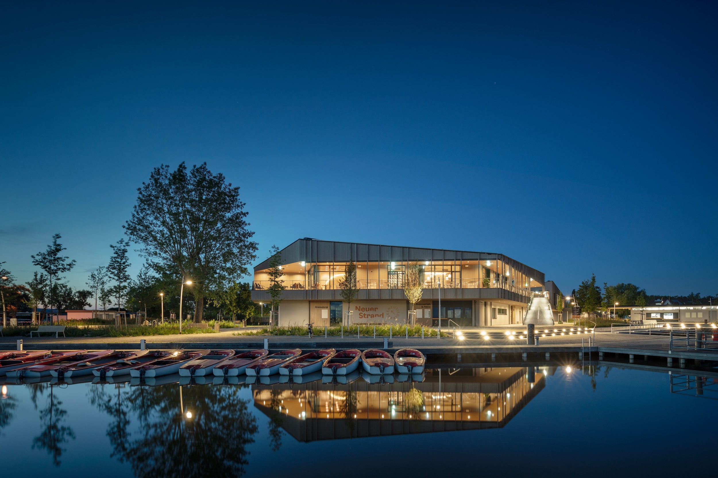 Seebad Breitenbrunn als Holzbau am Neusiedlersee.
