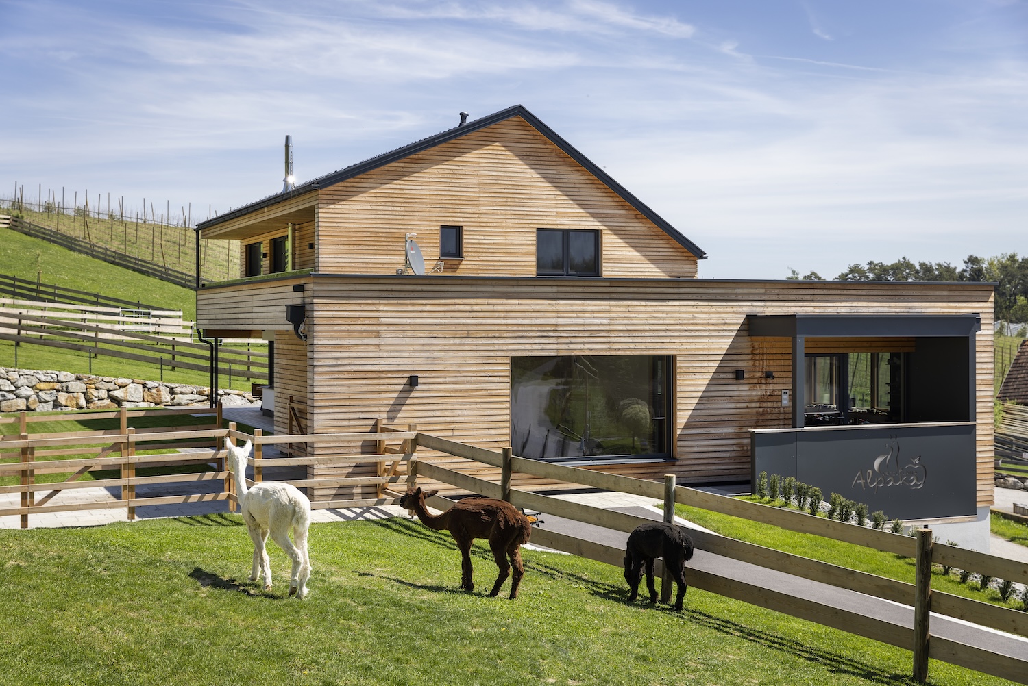 Apfelland Alpaka Holzbau.