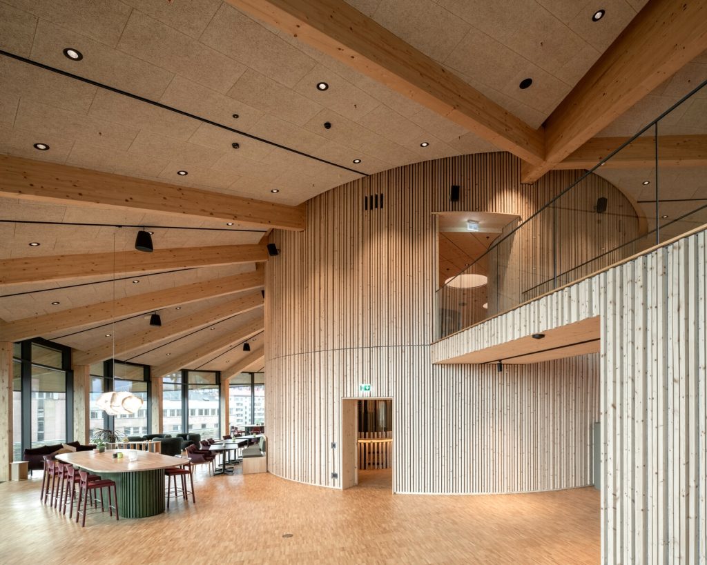 WORLD OF VOLVO Holzbau von Wiehag in Schweden.