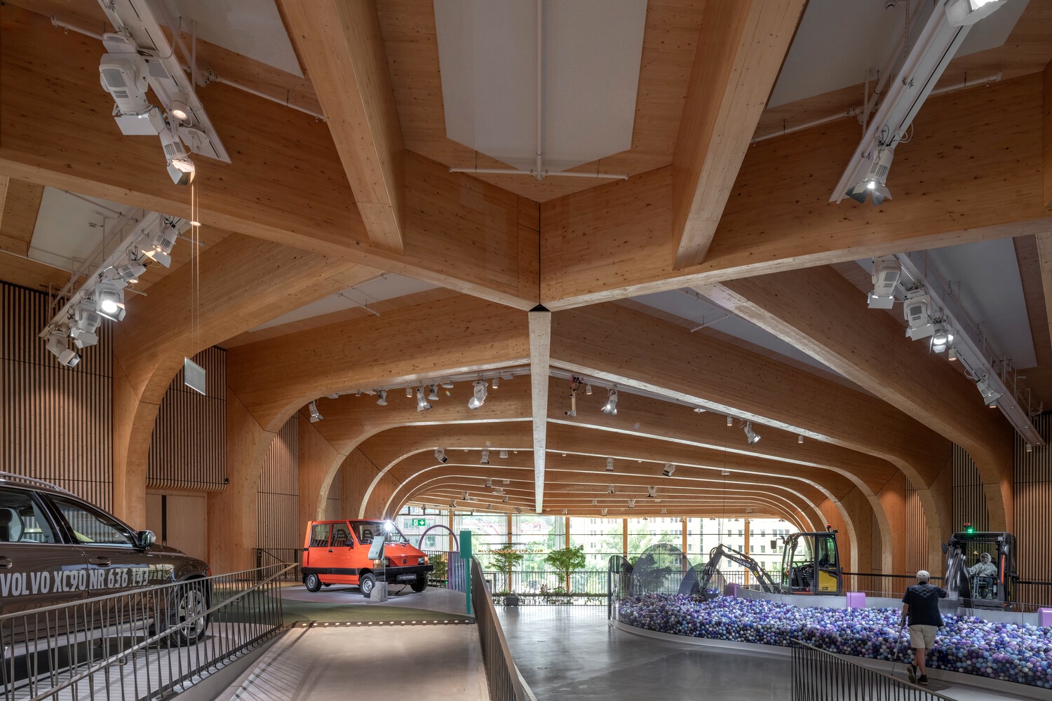 WORLD OF VOLVO Holzbau von Wiehag in Schweden.