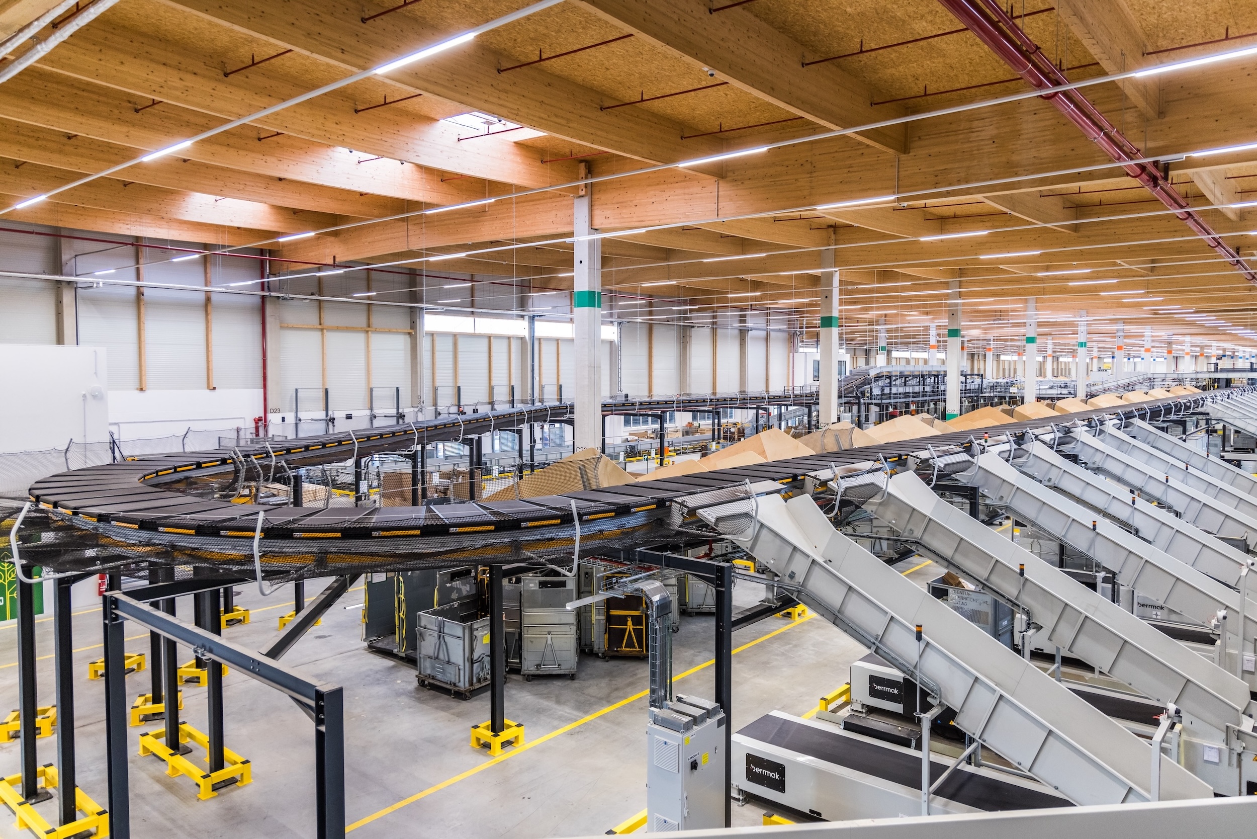 Paket-Logistikzentrum der Österreichischen Post in Wien Inzersdorf, Holzbau.