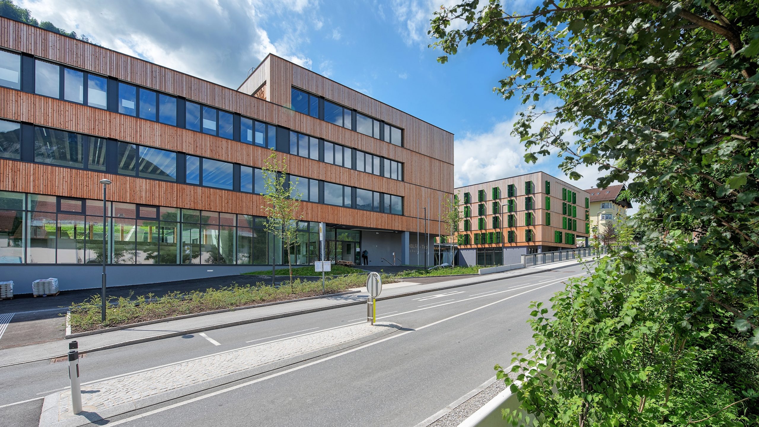Schul- und Forschungszentrum in Rotholz in Holzbauweise.