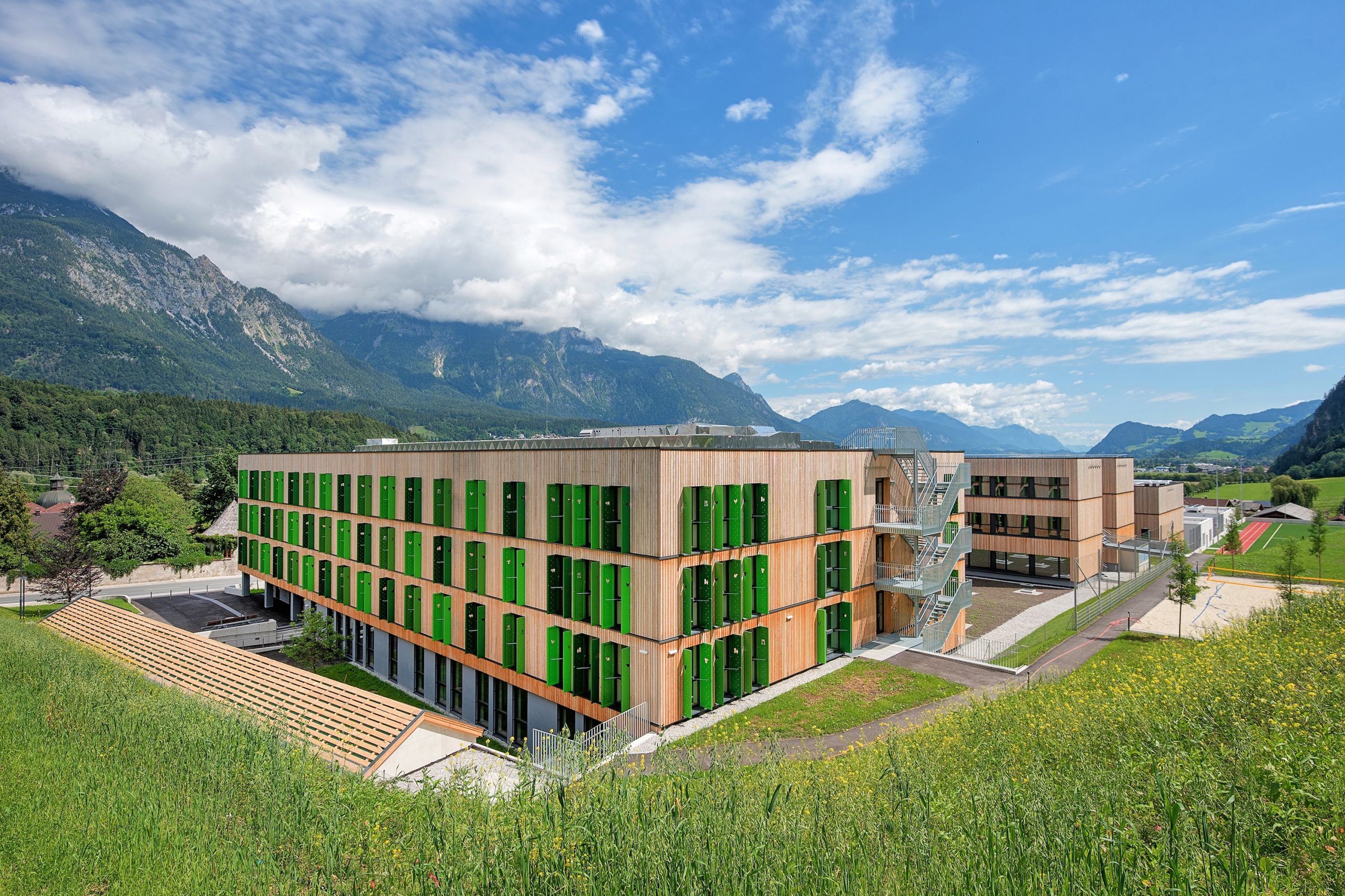 Schul- und Forschungszentrum in Rotholz in Holzbauweise.