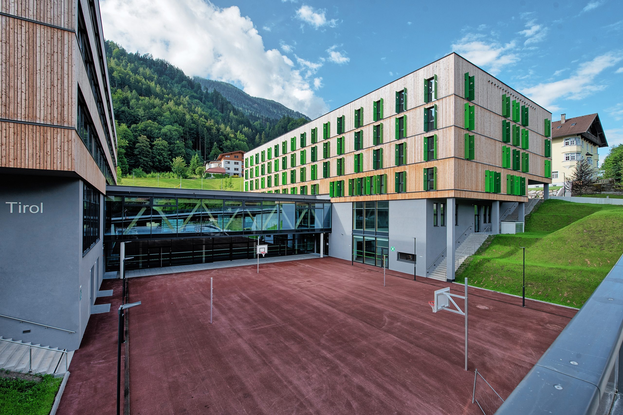 Schul- und Forschungszentrum in Rotholz in Holzbauweise.