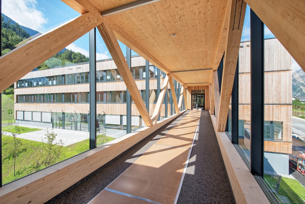 Schul- und Forschungszentrum in Rotholz in Holzbauweise.